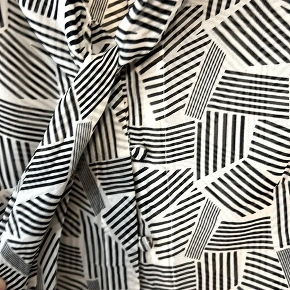 Tahari Black and White Geometric Patterned Women's Tie Bow Top - Picture 3 of 3